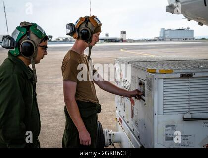 210301-N-KT659-1183 MARINELUFTSTATION SIGONELLA, Italien (1. März 2021) Flugzeugbaumechaniker/in Flugtauscher/in Lehrling Tyler Joppa (rechts) und Flugzeugbaumechaniker/in 3. Klasse Wesley Gonzalez starten am 1. März 2021 ein huffer-Bodenkraftwerk. Patrol Squadron (VP) 46 ist derzeit im Einsatzgebiet der sechsten US-Flotte im Einsatz und wird dem Kommandanten der Task Force 67 zugewiesen, der für die taktische Kontrolle der eingesetzten maritimen Patrouillen- und Aufklärungsgeschwader in ganz Europa und Afrika verantwortlich ist. Die sechste US-Flotte mit Hauptsitz in Neapel, Italien, betreibt ein komplettes Spektrum von Joint und nava Stockfoto