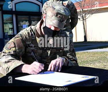 Brig. Gen Jason Bailey, Kommandant des 31. Kampfflügels, unterschreibt am 1. März 2021 vor dem Geisterfelsen auf der Aviano Air Base, Italien, die Proklamation des Women’s History Month. Der diesjährige Monat der Frauengeschichte ist das Thema „Valiant Women of the Vote: Weigerung, zum Schweigen gebracht zu werden“. Stockfoto