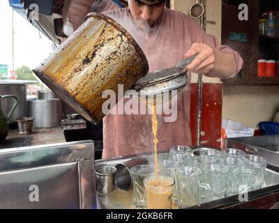 Traditionelles Pathan’s Chai Cafe auf einem Marktplatz in Karachi. Chai Dhaba. Bekannt als Teehotel Stockfoto