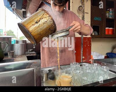 Traditionelles Pathan’s Chai Cafe auf einem Marktplatz in Karachi. Chai Dhaba. Bekannt als Teehotel Stockfoto