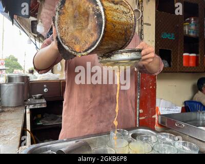 Traditionelles Pathan’s Chai Cafe auf einem Marktplatz in Karachi. Chai Dhaba. Bekannt als Teehotel Stockfoto