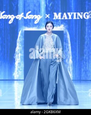 Peking, China. September 2021. Ein Model präsentiert Kreationen des Designers Ma Ying auf der Abschlussschau der China Fashion Week in Peking, der Hauptstadt Chinas, am 13. September 2021. Quelle: Chen Jianli/Xinhua/Alamy Live News Stockfoto