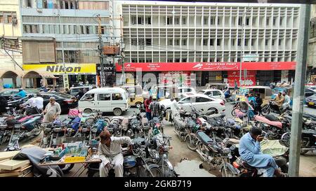 Postamt Saddar. kareem Zentrum, Markt für Kameras und Zubehör. Einige Schilder sind in urdu Sprache Stockfoto