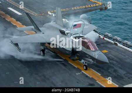 210301-M-UY835-1023 ARABIAN GULF (1. März 2021) – Ein US Marine Corps F-35B Lightning II, das der Marine Medium Tiltrotor Squadron 164 (verstärkt), 15. Marine Expeditionary Unit (MEU), zugewiesen wurde, hebt vom Flugdeck des amphibischen Angriffsschiffes USS Makin Island ab (LHD 8) Während einer Veranstaltung der US Air Forces Central (AFCENT) zu agiler Kampfbeschäftigung (ACE) am 1. März. Die ACE Capstone-Veranstaltung von AFCENT verbessert die Kompetenzen der Theaterluftenergie, validiert die operativen Fähigkeiten sowie die Kontrolle und Kontrolle und stärkt gleichzeitig regionale Partnerschaften. Die Makin Island Amphibious Ready Group und die 15 Stockfoto