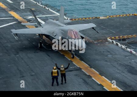 210301-M-UY835-1008 ARABISCHER GOLF (1. März 2021) – US-Matrosen, die dem amphibischen Angriffsschiff USS Makin Island (LHD 8) zugewiesen sind, führen ein Marine Corps F-35B Lightning II, das Marine Medium Tiltrotor Squadron 164 (verstärkt), 15. Marine Expeditionary Unit (MEU), In Position für den Start vom Flugdeck des Schiffes während einer Veranstaltung der US Air Forces Central (AFCENT) Agile Combat Employment (ACE), 1. März. Die ACE Capstone-Veranstaltung von AFCENT verbessert die Kompetenzen der Theaterluftenergie, validiert die operativen Fähigkeiten sowie die Kontrolle und Kontrolle und stärkt gleichzeitig regionale Partnerschaften. T Stockfoto