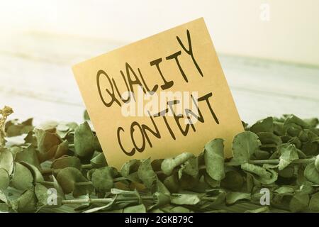 Handschriftliche Textqualität Inhalt. Geschäftsidee Inhalt, der Wert liefert und besteht aus großen Schreiben Blank Stück Haftnotiz platziert auf Stockfoto