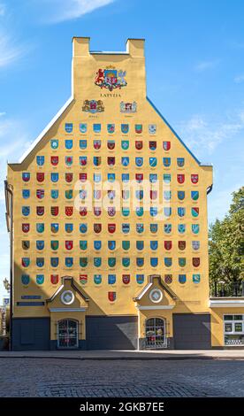 Riga, Lettland - 18. August 2020: Jakobsbaracken, Ansicht der gelben Giegelendwand der Jakobsbaracken in Alt-Riga mit den Emblemen der Th Stockfoto