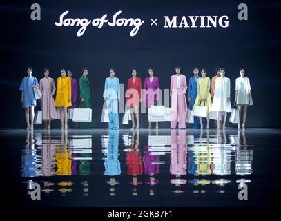 Peking, China. September 2021. Models präsentieren Kreationen des Designers Ma Ying auf der Abschlussschau der China Fashion Week in Peking, der Hauptstadt Chinas, am 13. September 2021. Quelle: Chen Jianli/Xinhua/Alamy Live News Stockfoto