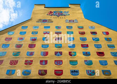 Riga, Lettland - 18. August 2020: Jakobsbaracken, Ansicht der gelben Giegelendwand der Jakobsbaracken in Alt-Riga mit den Emblemen der Th Stockfoto