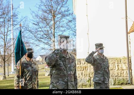 (Von links nach rechts) 1. Sgt. Raul Otero, Headquarters and Headquarters Company, erster Sergeant des 7. Armeetrainingskommandos, Col. Stephen Marr, 7. Generalstabschef der US-Streitkräfte, und Capt. Bobby Brown, scheidender HHC, 7. Generalkommandeur, grüßen während des Armeeliedes bei der Übergabe der Kommandozeremonie, Grafenwoehr, Deutschland, 2. März 2021. Capt. Brown wurde in das Army Congressional Fellowship Program aufgenommen und wird nach Washington D.C. reisen, um seinen Master-Abschluss zu machen, bevor er am Pagon arbeitet. Stockfoto