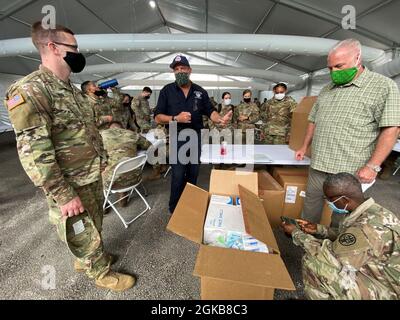 Miami, FL (2. März 2021) – Ein militärischer Apotheker führt eine Bestandsaufnahme durch und verfolgt die Dosen des COVID-19-Impfstoffs, der von Mitgliedern des Florida Health Miami Dade County in das Community Vaccine Center gebracht wird. Stockfoto