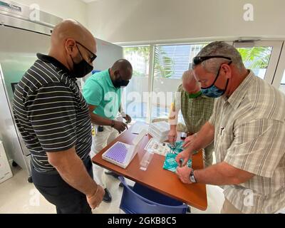 Miami, FL (2. März 2021) – Mitglieder des Florida Health Miami-Dade County nehmen mehr als 3,000 Dosen des COVID-19-Impfstoffes auf, um es an das Community Vaccine Center zu übertragen. Stockfoto