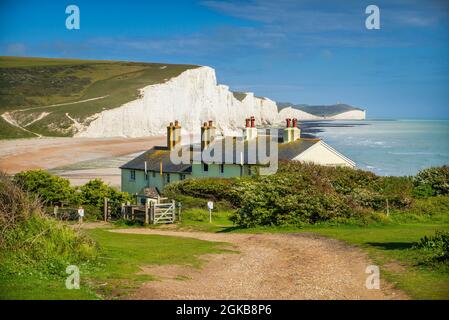 Die Coastguard Cottages und die Seven Sisters Cliffs. Stockfoto