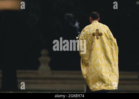 Bukarest, Rumänien - 13. September 2021: Ein rumänisch-orthodoxer Priester während einer religiösen Zeremonie im Freien. Stockfoto