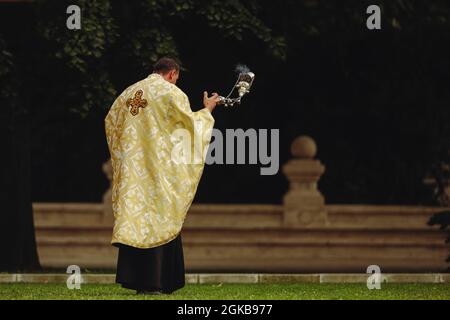 Bukarest, Rumänien - 13. September 2021: Ein rumänisch-orthodoxer Priester während einer religiösen Zeremonie im Freien. Stockfoto