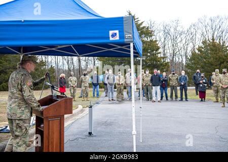 Col. Eric Noe, U.S. Army Corps of Engineers Little Rock District Commander, spricht während einer Grundsteinlegung für die Consolidated Rumelage Trainer Facility auf der Little Rock Air Force Base, Arkansas, 2. März 2021. Die 2024 Millionen-Millionen-Anlage soll bis April 130 voll funktionsfähig sein und sieben C-35-FuTs beherbergen, darunter vier J-Modell- und drei H-Modell-Trainer. Stockfoto