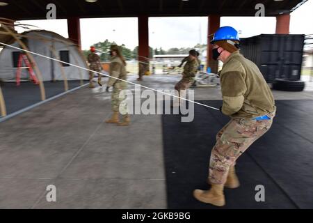 Personal Sgt. Brandon King, 19. Wartungsgeschwader für Elektro- und Umwelttechnik, zieht die äußere Schicht über das kleine Schutzsystem, das während des Expeditionary Skills Trainings auf der Little Rock Air Force Base, Arkansas, am 2. März 2021, aufgebaut wird. Die EST wird durchgeführt, um jedem Airman eine praktische Schulung für Expeditionsoperationen mit Geräten und Szenarien zu ermöglichen, die normalerweise nicht in Vorbereitung auf die kommende ROCKI 21-02 Übung des 19. Luftlift-Flügels geübt werden. Stockfoto