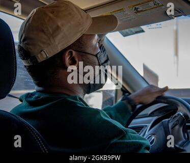 Sgt. Michael Sanders, Alpha Company, 303rd Military Intelligence Bataillon, 504th Military Intelligence Brigade, navigiert während des Trainings an einem städtischen Ort, 2. März 2021, Texas. Geheimdienstsoldaten lernen städtische Operationen, um sich besser auf Einsätze in der realen Welt vorzubereiten und Schulungschancen zu fördern. Stockfoto