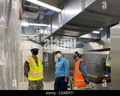 MARINESTÜTZPUNKT ROTA, Spanien (Okt 15, 2020) – LT. Chanhan Lee, Bauleiter der Abteilung für öffentliche Arbeiten, Rota, Nolly Dizon, Food Service Officer von NAVSTA Rota Galley, und Mario Leandro, Leiter der Qualitätskontrolle von UTE Castellano-Cobra, führen eine Durchführung der Baustelle des Projekts für den Austausch von Versorgungseinrichtungen in Galley durch (N33191-15-D-0826 BIS N33191-18-F-4498). Ziel dieses Projekts mit einer Gesamtvolumen von knapp 4 Millionen Euro ist der Austausch und die Ertüchtigung der vorhandenen Sanitär-, Abwasser-, Elektro-, Brandschutz-/Alarmanlage und Küchenlüftungssysteme in der NAVSTA Rota Galley, Gebäude 38. Stockfoto