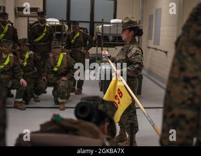 Rekruten von Hotel Company, 2. Rekrut Training Bataillon, erhalten ihren leitfaden on Marine Corps Recruit Depot Parris Island S.C., 2. März 2021. Rekruten tragen den guideon als Identifikation und als Gefühl des Stolzes für den Zug. Stockfoto