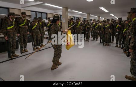 Rekruten von Hotel Company, 2. Rekrut Training Bataillon, erhalten ihren leitfaden on Marine Corps Recruit Depot Parris Island S.C., 2. März 2021. Rekruten tragen den guideon als Identifikation und als Gefühl des Stolzes für den Zug. Stockfoto