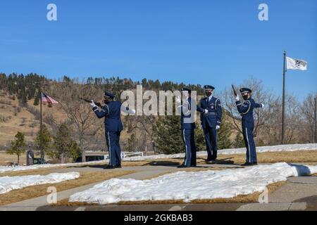 Die Flieger der Ehrengarde des 28. Bombenflügels der Ellsworth Air Force Base, S.D., führen eine zeremonielle Feuerfeier auf dem Black Hills National Cemetery, Sturgis, S.D., am 2. März 2021 durch. Die Ehrengarde führte die Zeremonie für Maj. LaVerne R. Tech durch, einen ehemaligen B-52-Piloten, der in Ellsworth diente und in den Ruhestand ging. Stockfoto