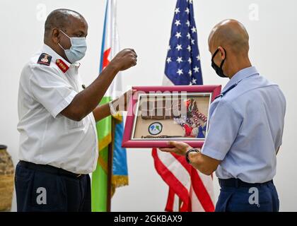 Col. Wahib Moussa Kalleh, Chef der Luftwaffe für Dschibuti, überreicht ein Geschenk an die US-Luftwaffe Brig. Gen. Terrence L. Koudelka, stellvertretender Generalkommandant, kombinierte die Gemeinsame Task Force Horn von Afrika (CJTF-HOA) während eines Treffens auf einem Luftwaffenstützpunkt Dschibuti am 3. März 2021. Er beschrieb die Geschichte ihrer Partnerschaft mit den USA und ihre Vision für zukünftige Engagements. Stockfoto