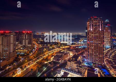 Es ist eine künstliche Insel in Katar. Blick auf die Marina und Wohngebäude in Porto-Arabien in Doha, Katar, Naher Osten Stockfoto