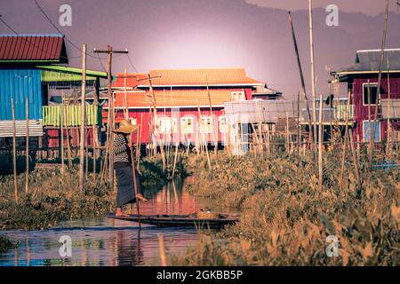 Bunte Stelzenhäuser am Inle Lake Stockfoto