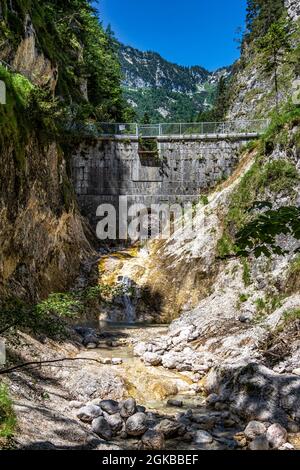 Die Theresienklause im oberen Teil der Almbachklamm im Berchtesgadener Land ist ein beliebtes Ausflugsziel für viele Urlauber Stockfoto