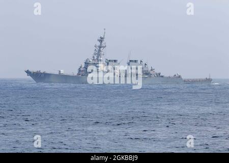 210303-N-QD512-3598 ATLANTISCHER OZEAN (3. März 2021) der Arleigh Burke-Klasse Lenkflugkörper-Zerstörer USS Porter (DDG 78) fährt neben dem Arleigh Burke-Klasse Lenkraketen-Zerstörer USS Mitscher (DDG 57), 3. März 2021. Die IKE Carrier Strike Group nimmt an Lightning Handshake Teil, einer bi-lateralen maritimen Übung zwischen den USA und der Royal Moroccan Navy (RMN) und der Royal Moroccan Air Force (RMAF). Mitscher ist im Rahmen eines Routineeinsatzes im Einsatzgebiet der Sechsten Flotte der USA zur Unterstützung der nationalen Interessen der USA und der Sicherheit in Europa und Afrika unterwegs. Stockfoto