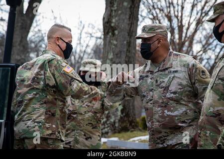 US Army LT. General Thomas James, kommandierender General der Ersten Armee, links, begrüßt die New Jersey State Command Sgt. Maj. Earnest Williams im New Jersey Department of Military and Veteran Affairs in Lawrenceville, N.J., 4. März 2021. Stockfoto