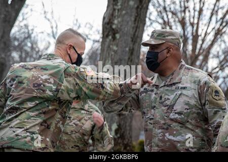 US Army LT. General Thomas James, kommandierender General der Ersten Armee, links, begrüßt die New Jersey State Command Sgt. Maj. Earnest Williams im New Jersey Department of Military and Veteran Affairs in Lawrenceville, N.J., 4. März 2021. Stockfoto