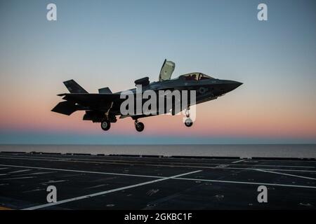 WESTLICHER ATLANTISCHER OZEAN (3. März 2021) F-35 Testpilot US Marine Maj. Brad Leeman führt eine vertikale Landung (VL) an Bord des italienischen Flugzeugträgers CAVOUR durch (CVH 550). Leeman führt die Qualifikation der Fluggesellschaft für das italienische Flaggschiff der Marine durch, das derzeit Seeversuche mit der Variante F-35B mit Kurzstart und vertikaler Landung (STOVL) des Kampfflugzeugs der fünften Generation durchführt. Stockfoto