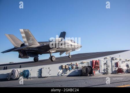 WESTLICHER ATLANTISCHER OZEAN (3. März 2021) F-35 Testpilot US Marine Maj. Brad Leeman führt an Bord des italienischen Flugzeugträgers CAVOUR (CVH 550) einen Skisprungstart durch. Leeman führt die Qualifikation der Fluggesellschaft für das italienische Flaggschiff der Marine durch, das derzeit Seeversuche mit der Variante F-35B mit Kurzstart und vertikaler Landung (STOVL) des Kampfflugzeugs der fünften Generation durchführt. Stockfoto