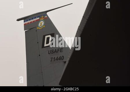 Das „Square D“ ist auf dem Heck eines US Air Force KC-135 Stratotanker-Flugzeugs zu sehen, das dem 100th Air Betanking Wing, Royal Air Force Mildenhall, England, am 3. März 2021, zugewiesen wurde. Das Abzeichen ist ein Symbol für das Erbe des Flügels aus dem Zweiten Weltkrieg und befindet sich auf allen zugewiesenen Flugzeugen des Typs KC-135, die eine schnelle Luftbetankung in ganz Europa und Afrika ermöglichen. Stockfoto