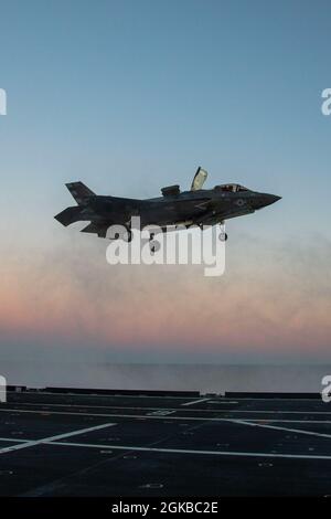 WESTLICHER ATLANTISCHER OZEAN (3. März 2021) F-35 Testpilot US Marine Maj. Brad Leeman führt eine vertikale Landung (VL) an Bord des italienischen Flugzeugträgers CAVOUR durch (CVH 550). Leeman führt die Qualifikation der Fluggesellschaft für das italienische Flaggschiff der Marine durch, das derzeit Seeversuche mit der Variante F-35B mit Kurzstart und vertikaler Landung (STOVL) des Kampfflugzeugs der fünften Generation durchführt. Stockfoto