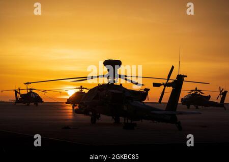 Am 64 3. März 2021 geht die Sonne über den Aschtschern der 12. Kampfluftbrigade, Wings of Victory, auf dem Flugplatz der Armee Katterbach, Deutschland, auf. Stockfoto