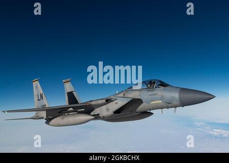 Ein dem 493rd Fighter Squadron der Royal Air Force Lakenheath, England, zugeordneter Adler der US Air Force F-15C zeigt eine leere Raketenschiene, nachdem er am 3. März 2021 an einer Live-Raketenbeschuss-Übung über dem Atlantik teilgenommen hatte. Die Trainingsmission war erfolgreich, indem sie vier AIM-120B-Raketen auf ein unterskaltes Drohnenziel abfeuerte und so die Kampfbereitschaft des Piloten in einer Friedensumgebung testete, um während eines Krieges die volle Leistungsfähigkeit zu gewährleisten. Stockfoto