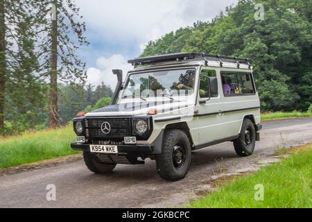 1993 90s Neunziger weißer Mercedes Benz G 2874cc SUV unterwegs KLMC auf der ‘The Cars the Star Show“ in Holker Hall & Gardens, Grange-over-Sands, Großbritannien Stockfoto