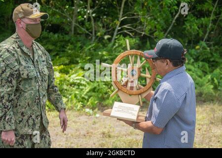 Der US-Navy-Kapitän Brian Schrum, Kommandant der USS New Orleans (LPD 18) überreicht dem Gouverneur Temmy Shmall, Gouverneur von Peleliu, auf der Insel Peleliu in der Republik Palau, ein Geschenk, 3. März 2021. Die 31. MEU ist an Bord von Schiffen der Amphibiengeschwader 11 im Einsatzgebiet der 7. Flotte tätig, um die Interoperabilität mit Verbündeten und Partnern zu verbessern und als einsatzbereite Einsatztruppe für den Frieden und die Stabilität in der Region Indo-Pazifik zu dienen. Stockfoto