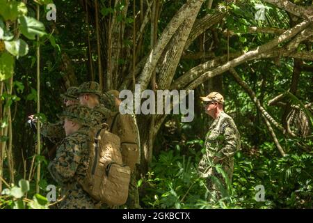 US-Marine und Seeleute mit der 31. Marine Expeditionary Unit (MEU) halten an, um White Beach, den Ort, an dem die 1. Marine Division während des Zweiten Weltkriegs landete, auf der Insel Peleliu, Republik Palau, zu beobachten, 3. März 2021. Die 31. MEU ist an Bord von Schiffen der Amphibiengeschwader 11 im Einsatzgebiet der 7. Flotte tätig, um die Interoperabilität mit Verbündeten und Partnern zu verbessern und als einsatzbereite Einsatztruppe für den Frieden und die Stabilität in der Region Indo-Pazifik zu dienen. Stockfoto