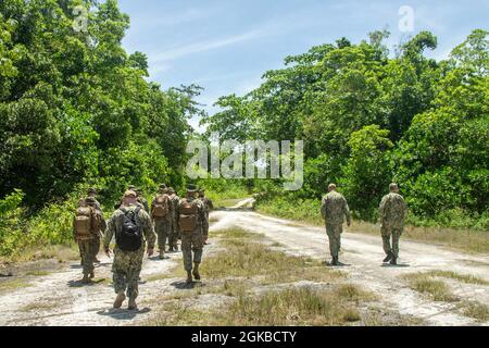 Die US-Marine und Seeleute mit der 31. Marine Expeditionary Unit (MEU) wandern zu historischen Schlachtplätzen auf der Insel Peleliu in der Republik Palau, 3. März 2021. Die 31. MEU ist an Bord von Schiffen der Amphibiengeschwader 11 im Einsatzgebiet der 7. Flotte tätig, um die Interoperabilität mit Verbündeten und Partnern zu verbessern und als einsatzbereite Einsatztruppe für den Frieden und die Stabilität in der Region Indo-Pazifik zu dienen. Stockfoto