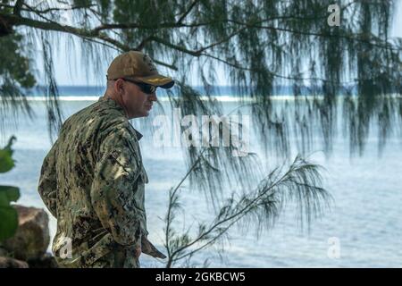 Der US-Navy-Kapitän Brian Schrum, Kommandant der USS New Orleans (LPD 18), hält an, um White Beach, den Ort, an dem die 1. Marine Division während des Zweiten Weltkriegs landete, auf der Insel Peleliu, Republik Palau, am 3. März 2021 zu beobachten. Die 31. MEU ist an Bord von Schiffen der Amphibiengeschwader 11 im Einsatzgebiet der 7. Flotte tätig, um die Interoperabilität mit Verbündeten und Partnern zu verbessern und als einsatzbereite Einsatztruppe für den Frieden und die Stabilität in der Region Indo-Pazifik zu dienen. Stockfoto