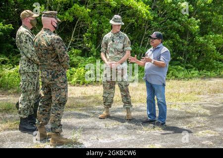 Brian Schrum, Kapitän der US-Marine, Kommandant der USS New Orleans (LPD 18), Oberst des US-Marine-Corps Michael Nakonieczny, Kommandant der 31. Marine Expeditionary Unit (MEU), Major der US-Armee Matthew See, mit der Task Force Oceania, Am 3. März 2021 trifft sich Gouverneur Temmy Shmall, Gouverneur des Staates Peleliu, auf der Insel Peleliu in der Republik Palau. Die 31. MEU ist an Bord von Schiffen der Amphibiengeschwader 11 im Einsatzgebiet der 7. Flotte tätig, um die Interoperabilität mit Verbündeten und Partnern zu verbessern und als einsatzbereite Einsatztruppe für Frieden und Stabilität im Indo-Pazifik-Raum zu dienen Stockfoto