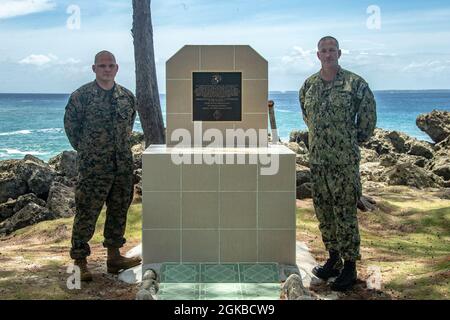 US Marine Corps Col. Michael Nakonieczny, 31. Kommandant der Marine Expeditionary Unit (MEU), Und der US-Navy-Kapitän Brian Schrum, Kommandant der USS New Orleans (LPD 18), zollen ihren Respekt an einem Denkmal zu Ehren der Marineinfanteristen und Matrosen der 1. Marine Division, die während des Zweiten Weltkriegs auf der Insel Peleliu, Republik Palau, kämpften, am 3. März 2021. Die 31. MEU ist an Bord von Schiffen der Amphibiengeschwader 11 im Einsatzgebiet der 7. Flotte tätig, um die Interoperabilität mit Verbündeten und Partnern zu verbessern und als einsatzbereite Einsatztruppe für Frieden und Stabilität in der zu dienen Stockfoto