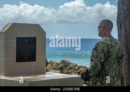 Der US-Navy-Kapitän Brian Schrum, Kommandant der USS New Orleans (LPD 18), zollt seinen Respekt an einem Denkmal zu Ehren der Marineinfanteristen und Matrosen der 1. Marine Division, die während des Zweiten Weltkriegs auf der Insel Peleliu, Republik Palau, kämpften, 3. März 2021. Die 31. Marine Expeditionary Unit ist an Bord von Schiffen der Amphibiengeschwader 11 im Einsatzgebiet der 7. Flotte tätig, um die Interoperabilität mit Verbündeten und Partnern zu verbessern und als einsatzbereite Einsatztruppe für Frieden und Stabilität in der Indo-Pazifik-Region zu dienen. Stockfoto