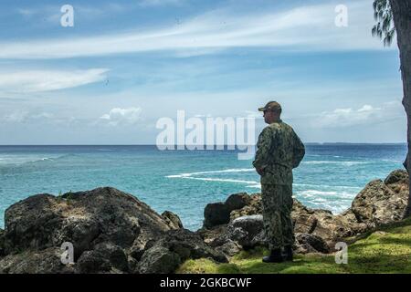 Der US-Navy-Kapitän Brian Schrum, Kommandant der USS New Orleans (LPD 18), blickt auf den Ozean in der Nähe einer Gedenkstätte der 1. Marine Division auf der Insel Peleliu, Republik Palau, 3. März 2021. Die 31. Marine Expeditionary Unit ist an Bord von Schiffen der Amphibiengeschwader 11 im Einsatzgebiet der 7. Flotte tätig, um die Interoperabilität mit Verbündeten und Partnern zu verbessern und als einsatzbereite Einsatztruppe für Frieden und Stabilität in der Indo-Pazifik-Region zu dienen. Stockfoto