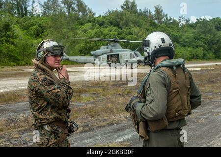 US Marine Corps Col. Michael Nakonieczny, 31. Kommandant der Marine Expeditionary Unit (MEU), bereitet sich auf die Besteigung eines UH-1Y Huey mit Marine Medium Tiltrotor Squadron 262 (verstärkt) auf einer Landepiste auf der Insel Peleliu, Republik Palau, 3. März 2021 vor. Die 31. MEU ist an Bord von Schiffen der Amphibiengeschwader 11 im Einsatzgebiet der 7. Flotte tätig, um die Interoperabilität mit Verbündeten und Partnern zu verbessern und als einsatzbereite Einsatztruppe für den Frieden und die Stabilität in der Region Indo-Pazifik zu dienen. Stockfoto