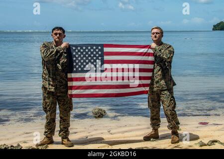 US-Marineinfanteristen mit der 31. Marine Expeditionary Unit (MEU) halten am White Beach, dem Ort, an dem die 1. Marine Division während des Zweiten Weltkriegs landete, am 3. März 2021 auf der Insel Peleliu in der Republik Palau eine Flagge der Vereinigten Staaten. Die 31. MEU ist an Bord von Schiffen der Amphibiengeschwader 11 im Einsatzgebiet der 7. Flotte tätig, um die Interoperabilität mit Verbündeten und Partnern zu verbessern und als einsatzbereite Einsatztruppe für den Frieden und die Stabilität in der Region Indo-Pazifik zu dienen. Stockfoto